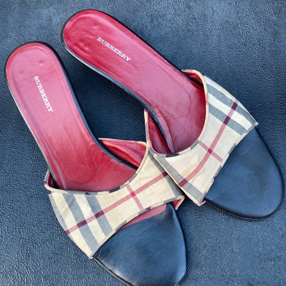 Burberry sandals with kitten heel